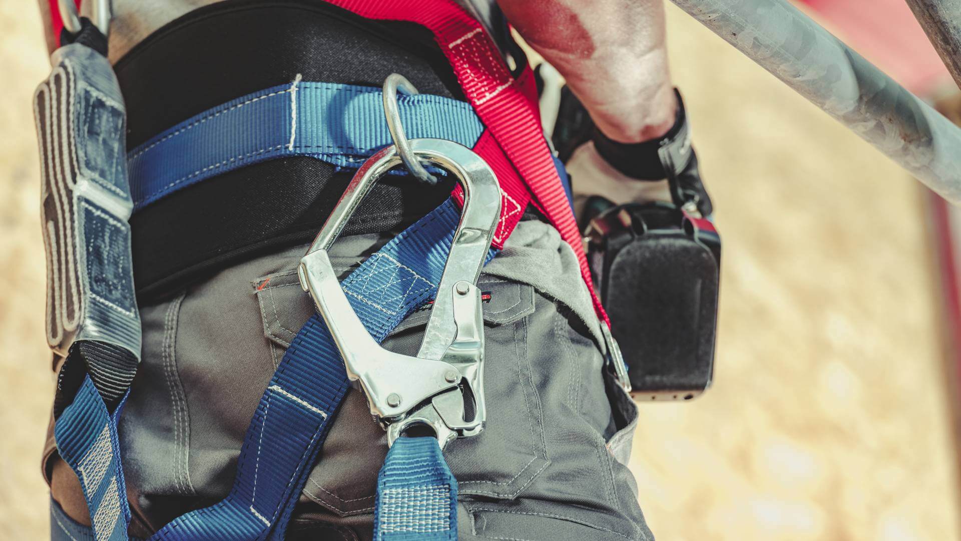 Est-il obligatoire de porter un harnais sur un échafaudage ?
